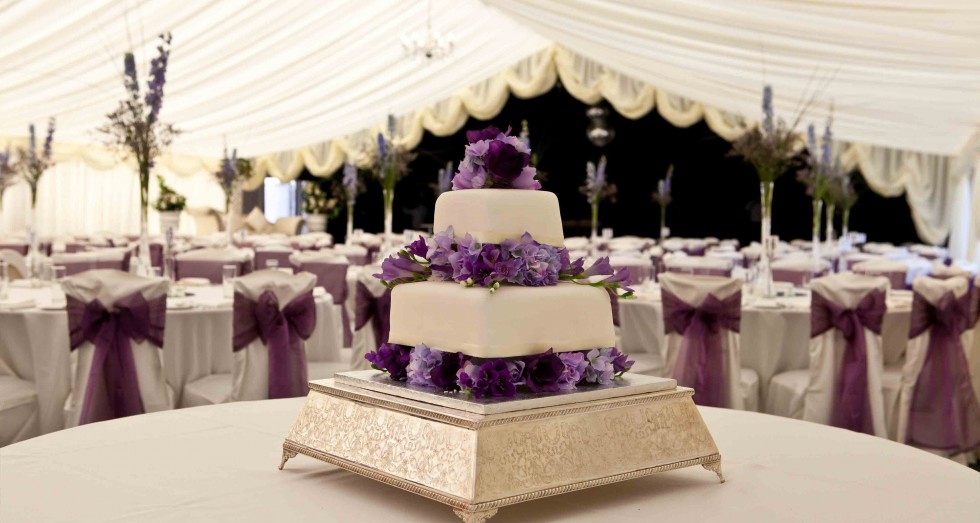 marquee-wedding-hire-cake