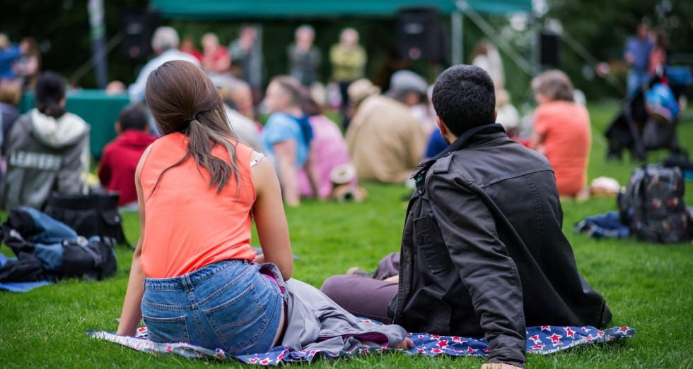 couple-at-outdoor-event